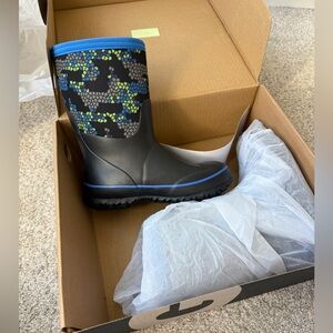 NWT Kids Bogs Winter Boots (-22F) - size 2